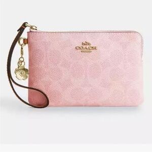 COACH  Signature Powder
Pink Wristlet